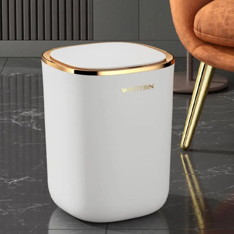 Poubelle automatique colorée pour salle de bain et cuisine.