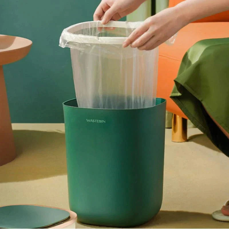 Poubelle automatique colorée pour salle de bain et cuisine.