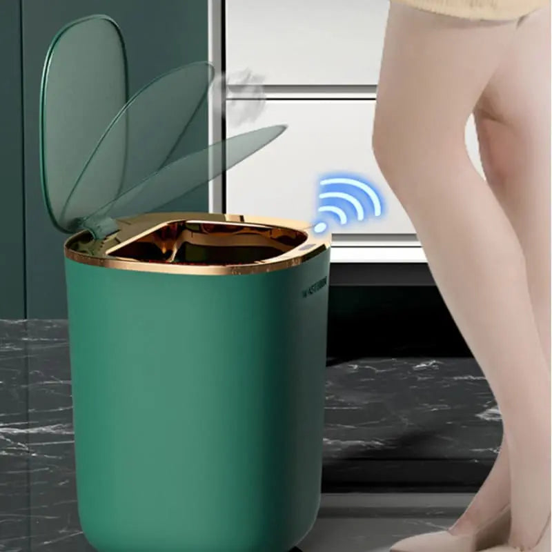 Poubelle automatique colorée pour salle de bain et cuisine.